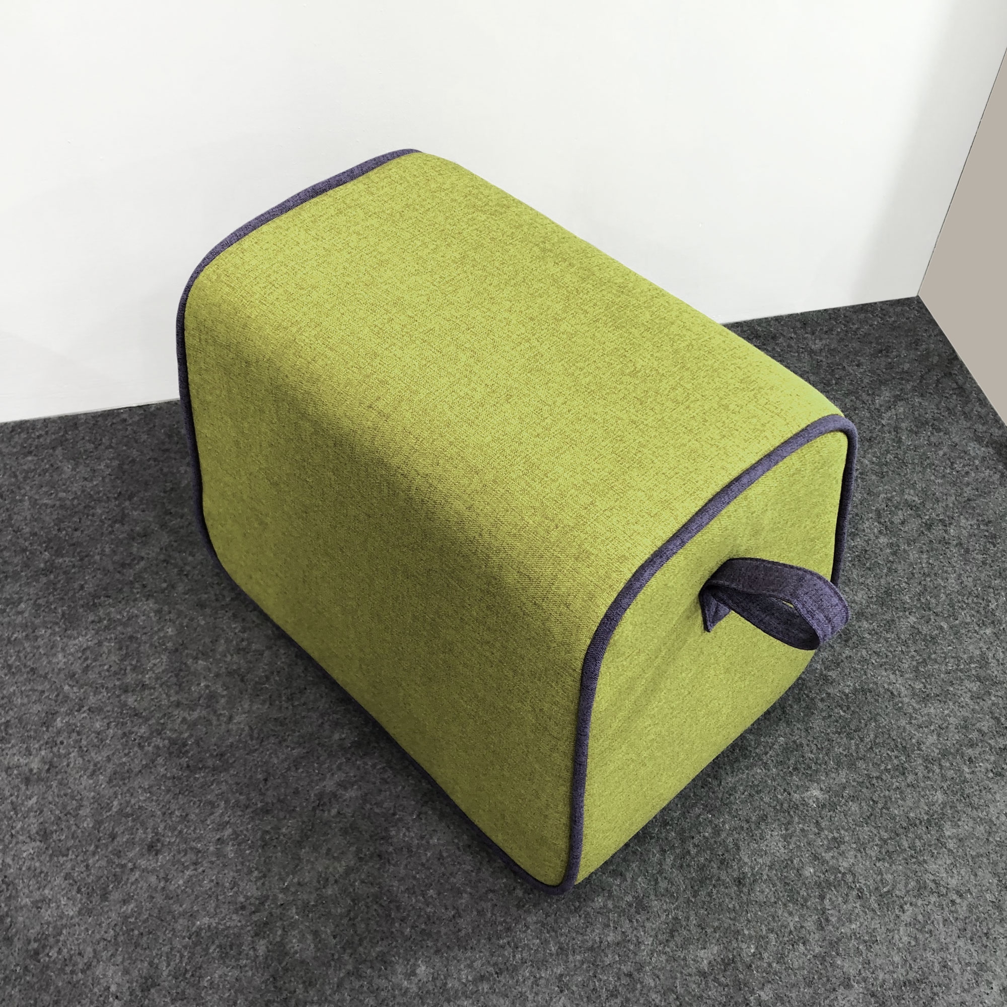 Hockidu - Upholstered stool with strap